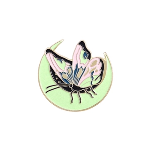 Broche en émail lumineuse avec papillon et croissant de lune, ailes roses et bords dorés