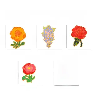 Set di spille in smalto con motivi floreali di lavanda e rosa per accessori