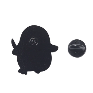 Vue arrière du pin's pingouin en émail avec fermoir en caoutchouc noir sur fond blanc