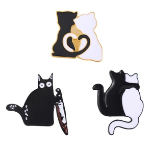 Trois broches en émail créatives de chats noirs et blancs en formes de cœur et câlins