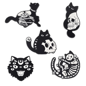 Vue détaillée de cinq broches en émail de style punk représentant des chats et des squelettes