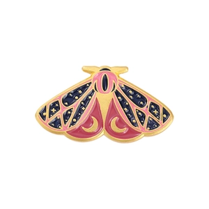 Détail de la broche émaillée papillon de nuit avec ailes roses et motifs de lune