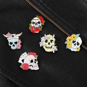 Punk Legierung Emaille Brosche Totenkopf Rose Ochsenkopf Spielkarte Gotisches Abzeichen Cartoon Reversnadel Deko