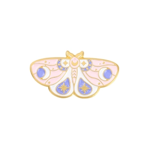 Détail de la broche papillon en émail avec bordure dorée et ailes étoilées