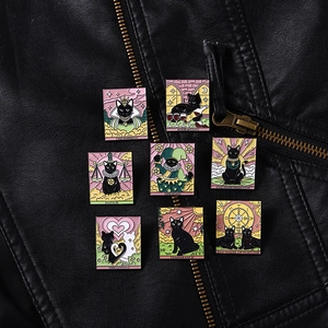 Detailansicht von acht schwarzen Katzen-Tarot-Emaille-Anstecknadeln auf einer Lederjacke