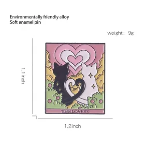 The Lovers Tarot Emaille Anstecknadel mit schwarz-weißen Katzen und Herzmuster Motiv