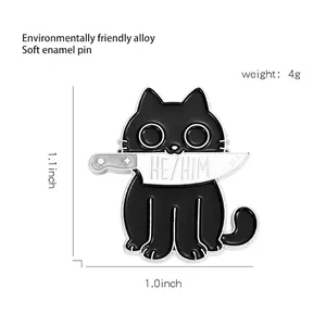 Pin's émaillé chat noir avec couteau et pronom HE/HIM, taille 1.1x1.0 pouces