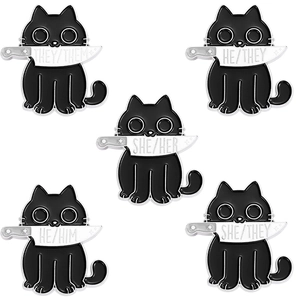 Lot de 5 broches chat noir en émail avec pronoms SHE/HER et motif de couteau