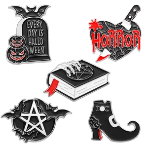Set de 5 pines de esmalte de Halloween con lápida, libro mágico e insignias de corazón horror