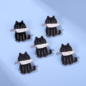 Cinque spille gatto nero cartoon con coltelli bianchi e pronomi su sfondo blu