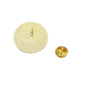 Detailsicht der Brosche-Rückseite mit goldener Nadel und Schmetterlingsverschluss auf Weiß