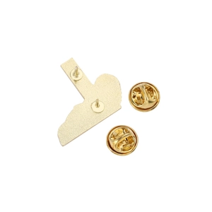 Doppelter Schmetterlingsverschluss auf der goldenen Rückseite eines Emaille-Pins