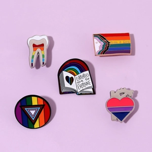 5-teiliges LGBTQ+ Stolz Emaille-Pin-Set mit Regenbogen-Zahn, Herz und Buch aus Metall