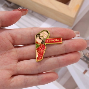 Jesus Emaille Pin mit I Saw That Schriftzug in der Hand präsentiert für die Größe