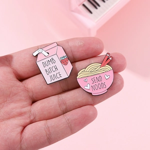 Rosa Emaille-Pins Set mit Erdbeermilch und Ramen-Schüssel im niedlichen kreativen Design