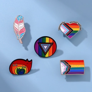 Fünfteiliges Regenbogen-Emaille-Pin-Set mit Herzen und Katzen für LGBTQ+ Support