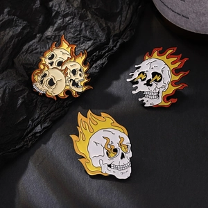 Broches punk gothiques en émail tête de mort avec flammes pour vêtements sur fond noir