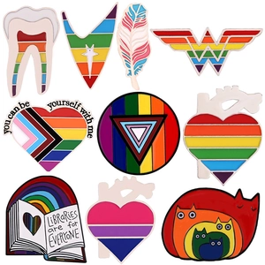 Set mit 10 Emaille-Anstecknadeln im Regenbogen-Design mit Herz-, Buch- und Logo-Motiven