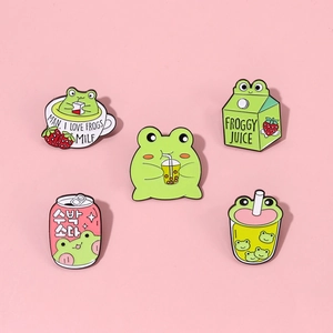 Lot de cinq pin's grenouille en émail avec motifs de jus et brique de lait sur fond rose