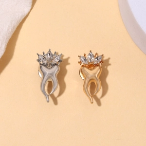 Détails de broches dents à couronne dorées et argentées serties de zircons brillants