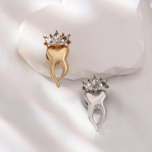 Broche dent de dessin animé avec couronne de cristal en or et argent sur support