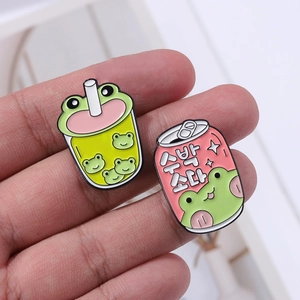 Détail de pin's grenouille mignons avec des motifs de thé au lait et de soda à la pastèque