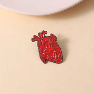 Detail der anatomischen Herz-Emaille-Nadel mit Beschriftungen von Aorta und Ventrikel