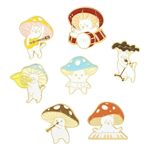 Lot de 7 broches émaillées représentant des chats blancs avec champignons jouant de la musique