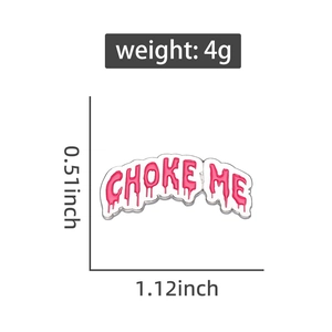 Détail de la broche émaillée rose CHOKE ME montrant les dimensions de 1,12 x 0,51 pouce