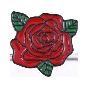 Elegante spilla smaltata a forma di rosa rossa con foglie verdi su sfondo bianco