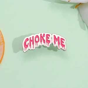 Broche en Émail Police Rose Dégoulinante Tendance Alliage Choke Me Badge Lettre Épingle Pour Vêtements Sacs Bijoux Mode Unisexe