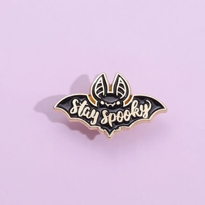 Broche chauve-souris Halloween rétro en émail avec texte Stay Spooky et placage en métal doré