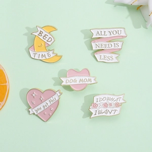 Set di Spille Motivazionali in Smalto Lega Cuore Luna Nastro Bianco Distintivo Per Donna Cartone Animato Slogan Graziosa Spilla
