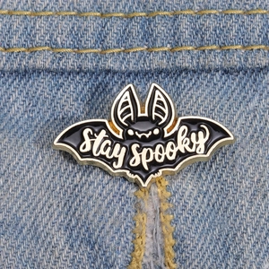 Broche chauve-souris vintage émaillée avec texte Stay Spooky pour Halloween