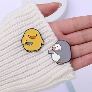 Lot de pin's meme drôles avec canard et pingouin avec couteaux sur pull blanc