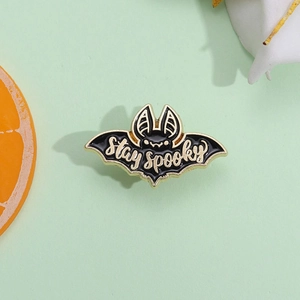 Épingle en Émail de Chauve-souris d'Halloween Stay Spooky Broche en Alliage Noir et Or Badges Gothiques pour Vêtements Sacs Bijoux Unisexe