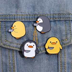 Lot de pins en émail animaux rigolos avec canards et pingouins sur veste en jean