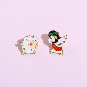 Nahaufnahme der Schaf- und Jesus-Pins in Dabbing-Pose mit bunter Emaille-Glasur