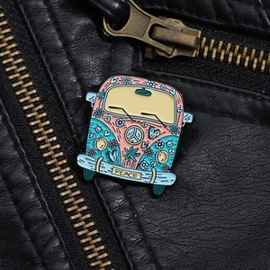 Detail einer Hippie-Bus-Emaille-Anstecknadel mit PEACE-Schriftzug auf Lederjacke