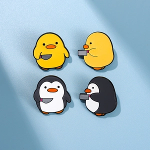 Lot de 4 épingles de dessin animé avec canards jaunes et pingouins tenant un couteau