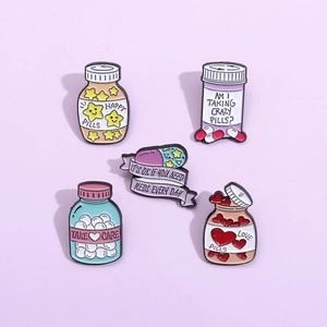 Set di 5 spille smaltate colorate con graziosi flaconi di pillole, cuori e stelle dolci