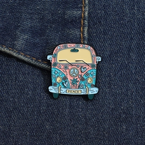 Detailansicht der Retro-Hippie-Bus-Emaille-Anstecknadel mit bunten Blumen und Peace-Logo