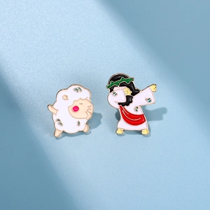 Niedliche Emaille-Broschen mit Schaf und dabbender Figur auf blauem Hintergrund mit Goldrand