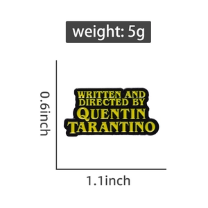 Détail du pin's émaillé montrant les dimensions 1,1x0,6 pouces et un poids de 5g style Quentin