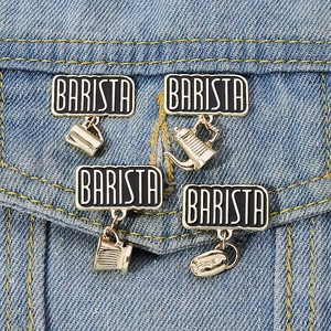 Barista emaille speldjes set met gouden koffie gereedschap op denim kleding