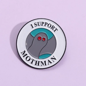 Épinglette en émail avec motif Mothman et texte I SUPPORT MOTHMAN sur fond violet