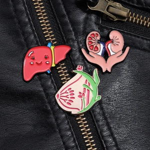 Detailaufnahme von kreativen Leber- und Nieren-Emaille-Pins auf einer Lederjacke