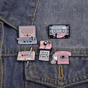 Lot de pins émaillés rétro rose et bleu avec cassette et tourne-disque sur denim