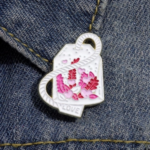 Spilla smaltata omamori giapponese a forma di bustina di tè con cuore su denim