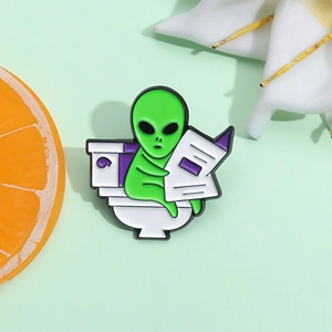 Creative Funny Green Alien Sitting On Toilet Reading Newspaper Alloy Enamel Brooch Pin Fun Cartoon Metal Badge Jewelry